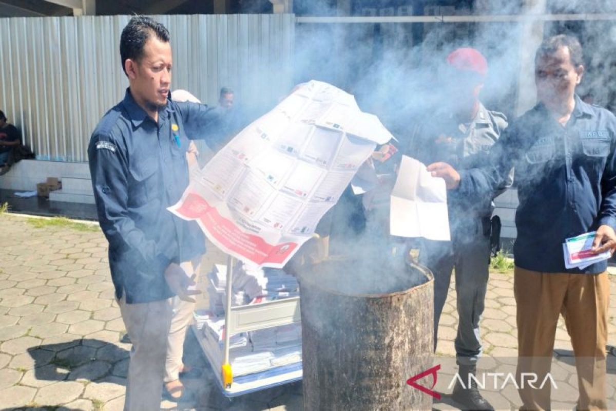 KPU Kulon Progo memusnahkan 7.224 lembar surat suara pemilu yang rusak