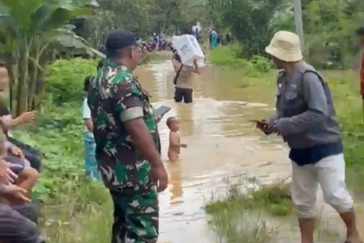 Distribusi logistik pemilu ke pelosok Paser terkendala banjir