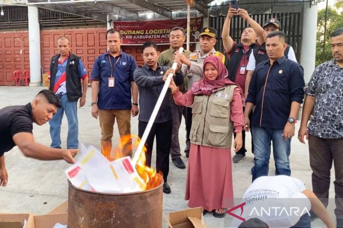 KIP Aceh Barat musnahkan ratusan lembar surat suara lebih Pemilu 2024