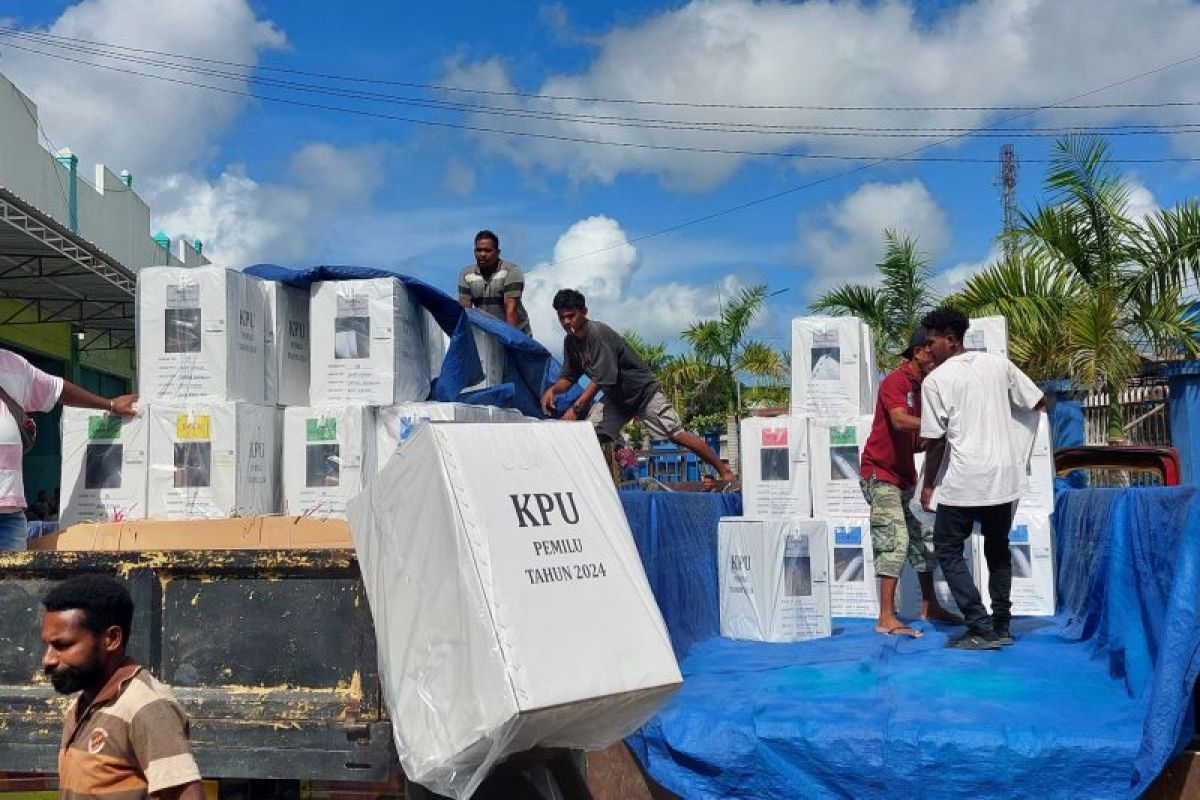 Distribusi logistik ke Sorong Kepulauan gunakan kapal