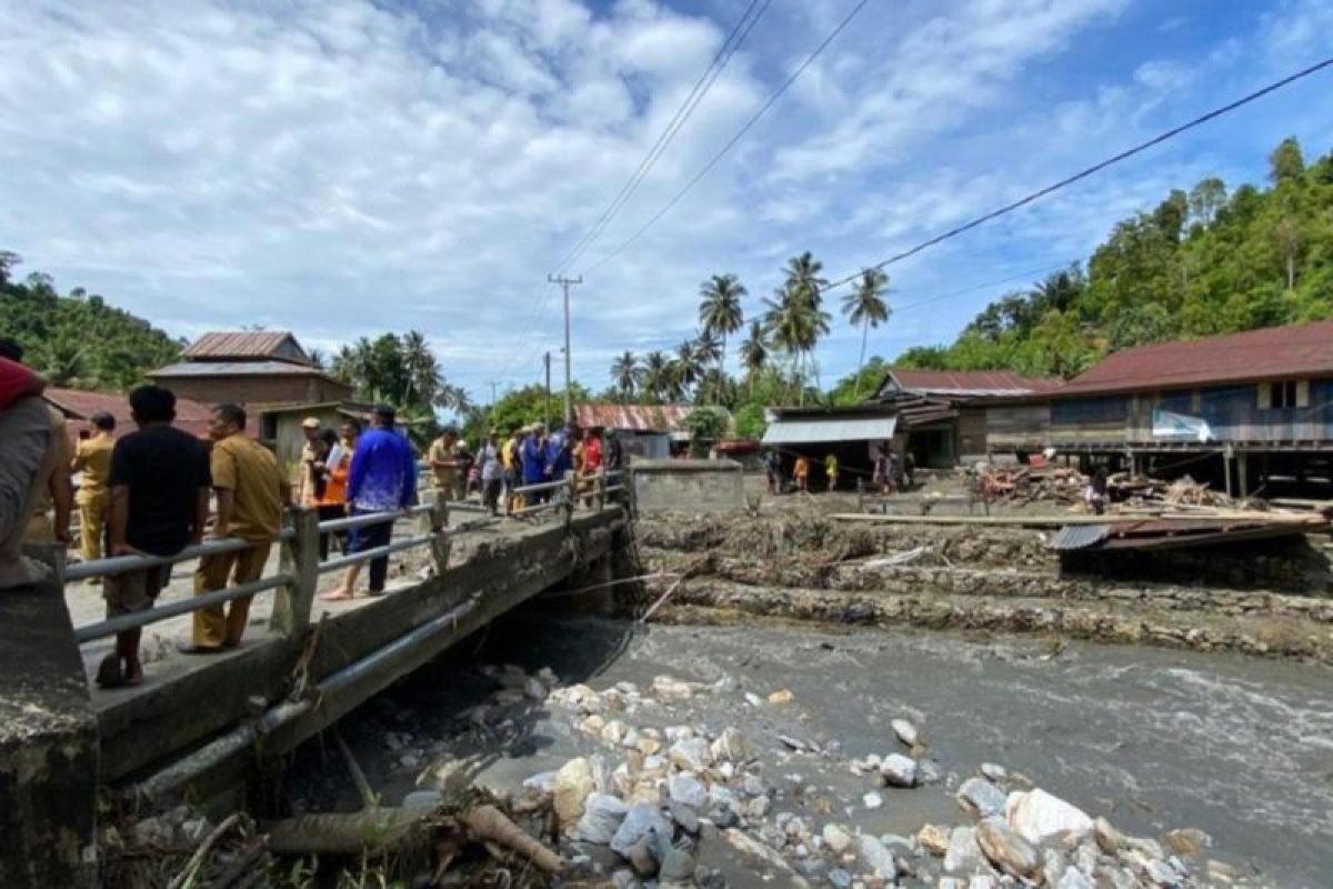 BPBD sebut 68 rumah dan dua jembatan rusak akibat banjir di Kolaka Utara