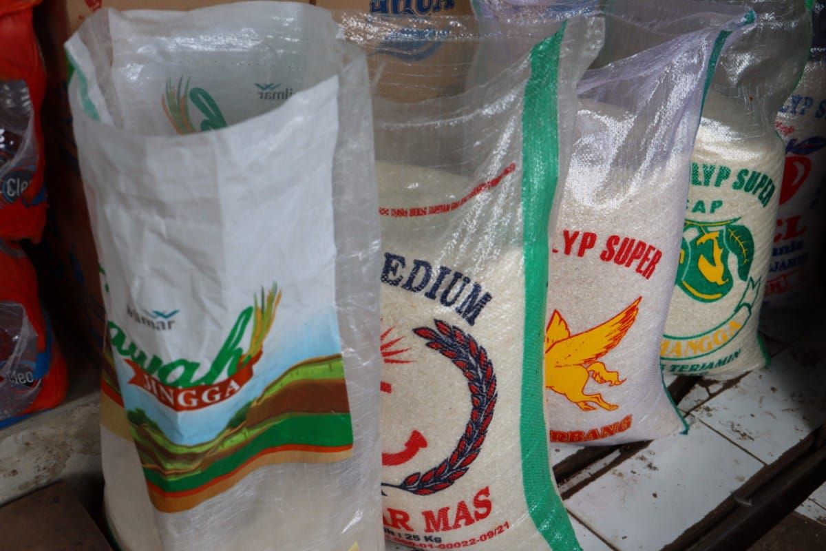 Pemerintah meminta Bulog mempercepat pendistribusian stok beras untuk menurunkan harga