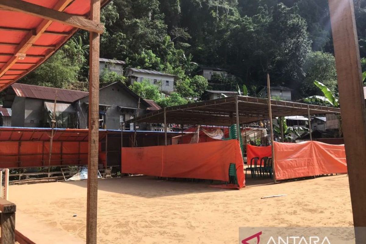 Warga Ambon dirikan TPS di tengah lapangan sepak bola