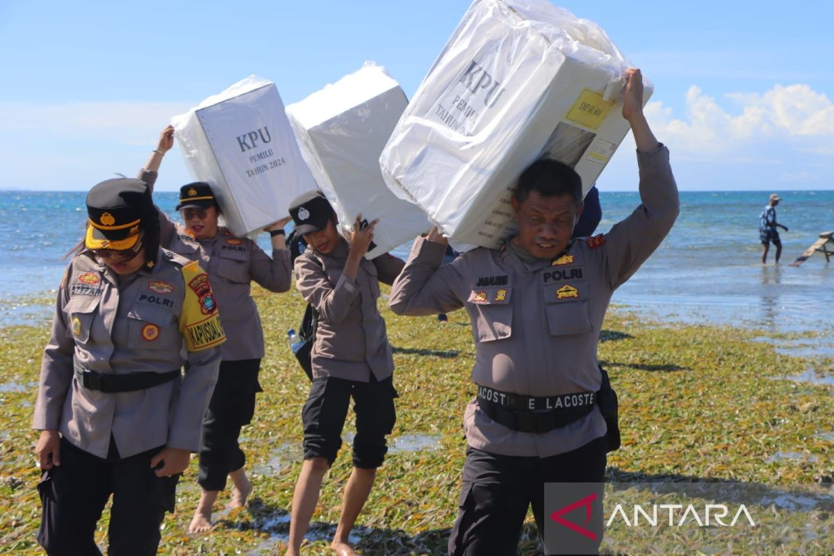 Perahu tak bisa berlabuh, polisi pikul kotak suara ke Pulau Soop