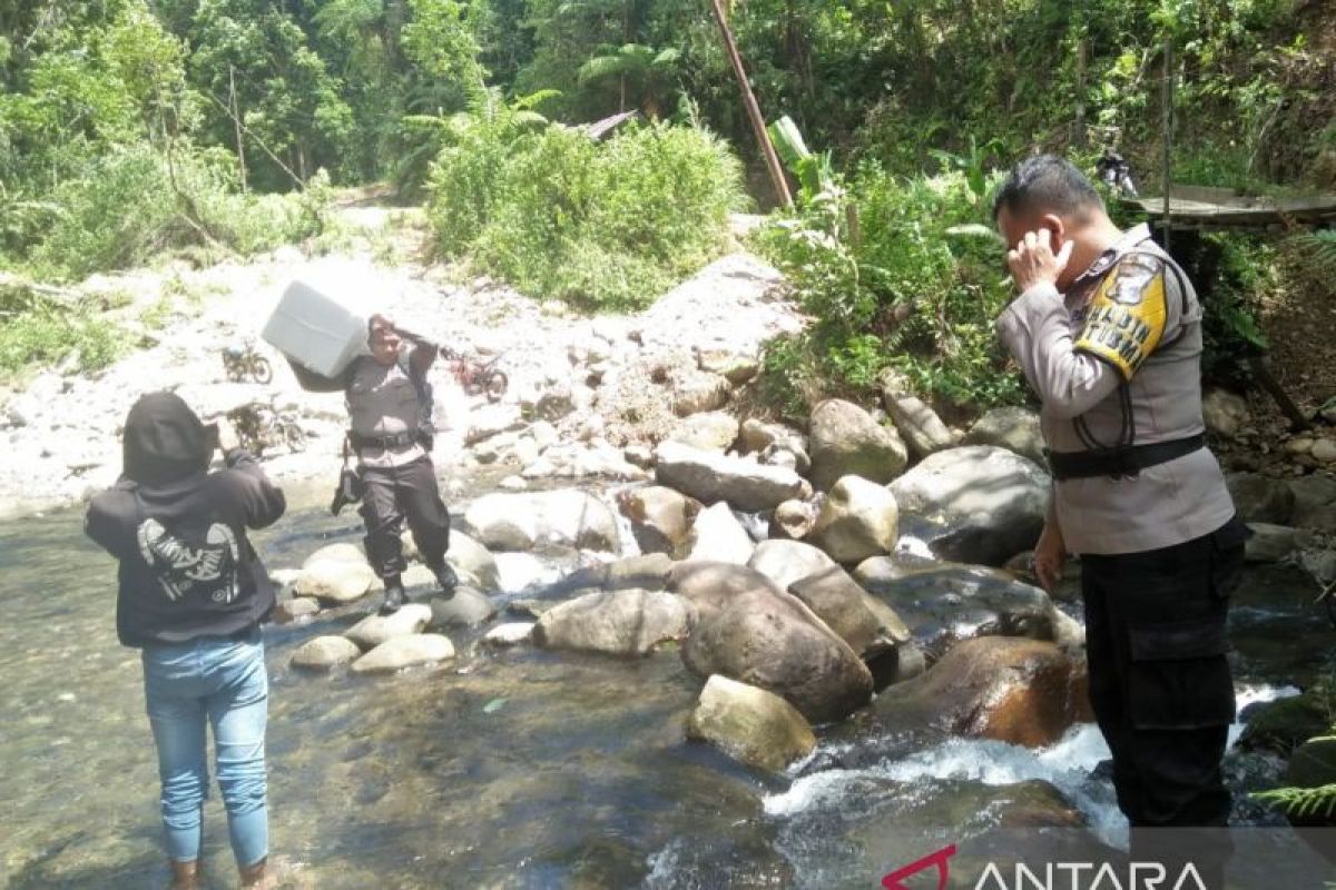 PPK Talamau Pasaman Barat salurkan logistik pemilu gunakan sepeda motor ke lokasi terjauh