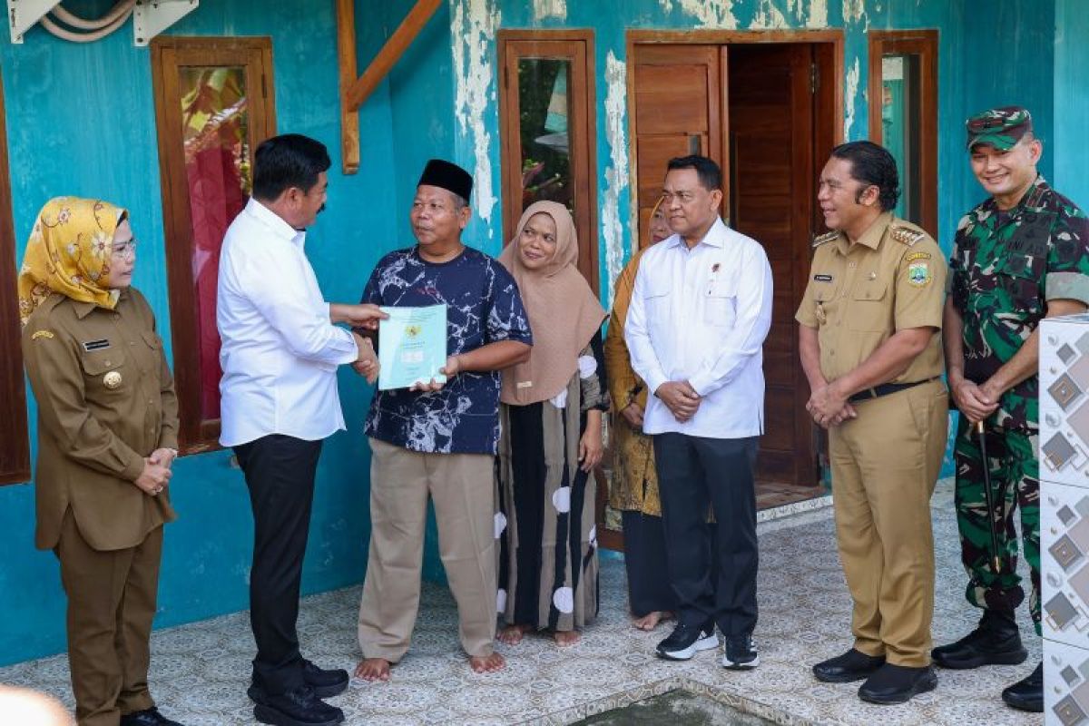 Menteri ATR/BPN serahkan sertifikat PTSL ke warga di Serang