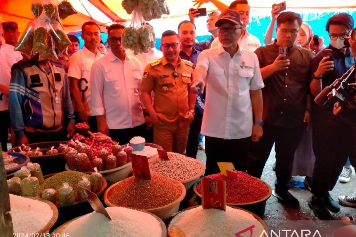 Mendag resmikan pasar Bunta dan pantau harga pangan di Luwuk Sulteng