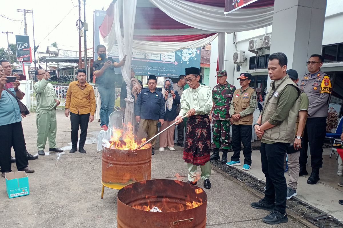 KPU Batanghari musnahkan surat suara tidak sah