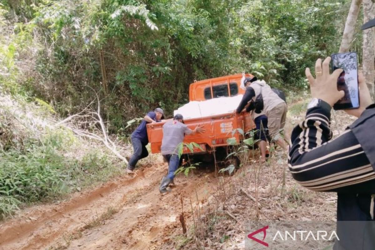 PPK dan Forkopimcam Awayan distribusikan logistik lewati jalan berlumpur