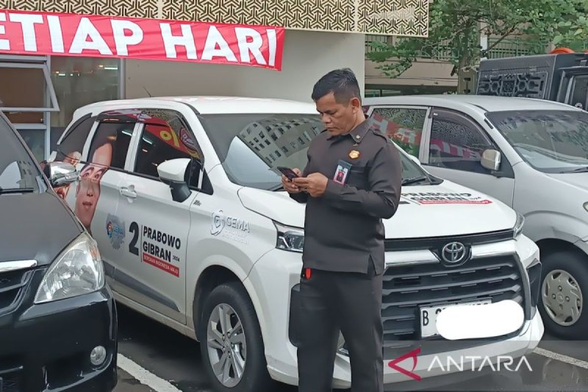 Bawaslu Jaksel temukan mobil berstiker paslon presiden saat cek TPS