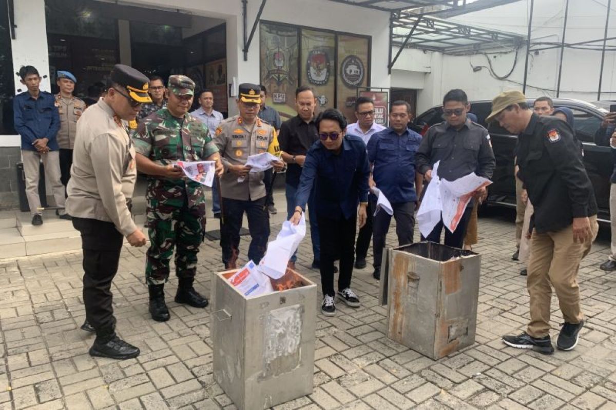 KPU Jakarta Utara musnahkan ratusan surat suara rusak