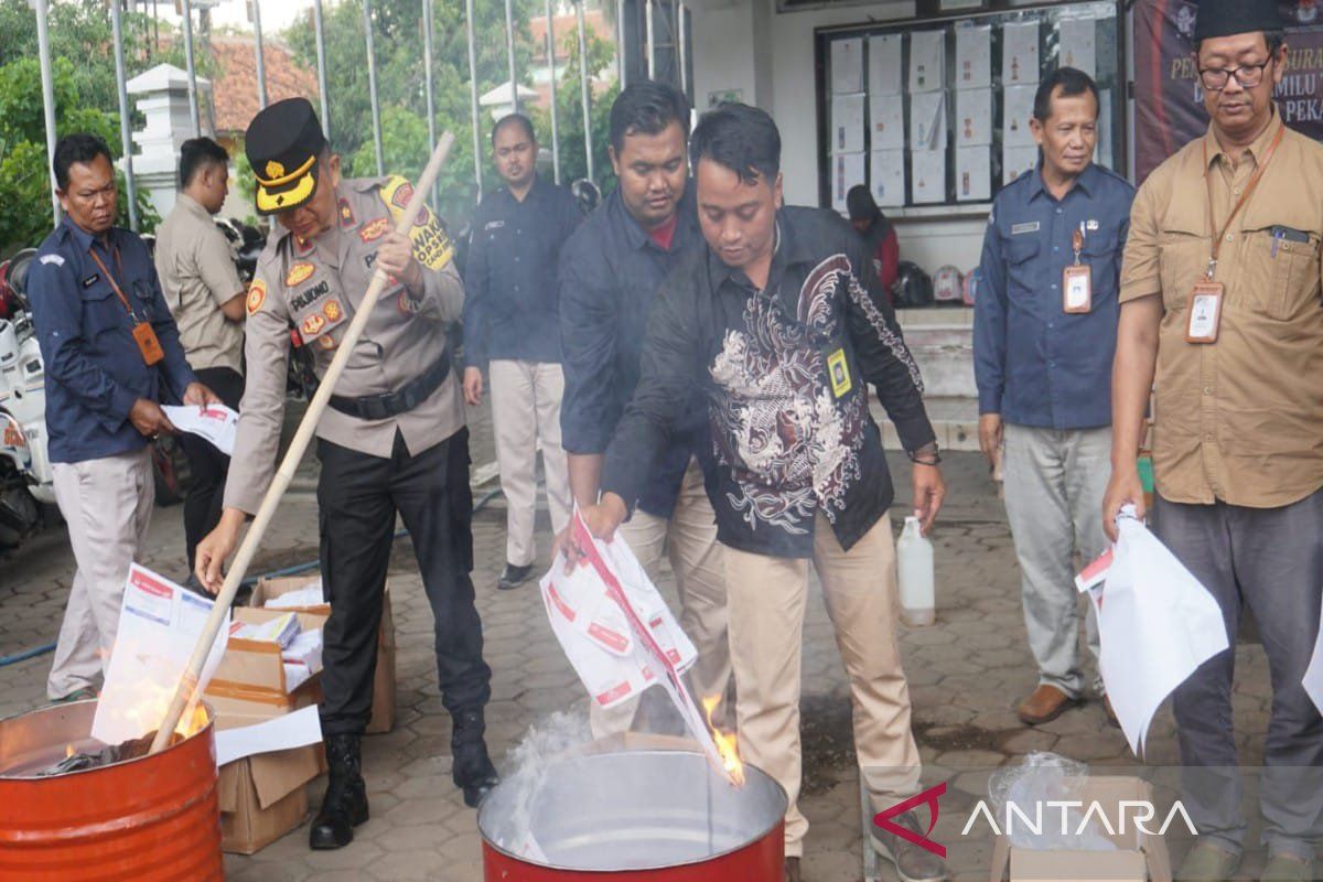 KPU  Pekalongan sebut surat suara rusak didominasi karena sobek