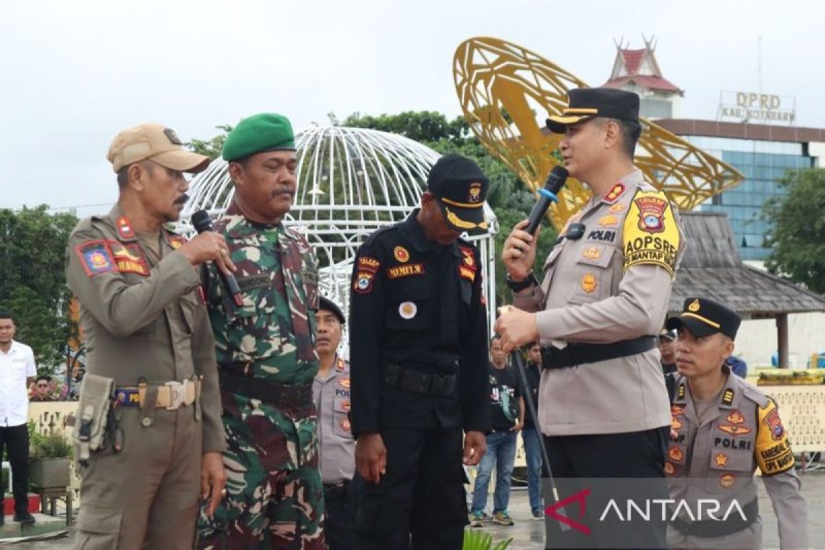 Kotabaru Police Chief gives Satpol PP personnel an umrah gift