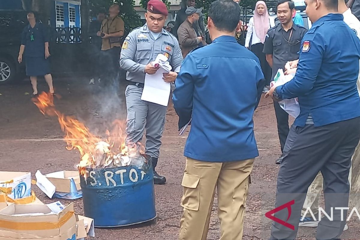 KPU Bangka musnahkan ribuan lembar surat suara Pemilu 2024