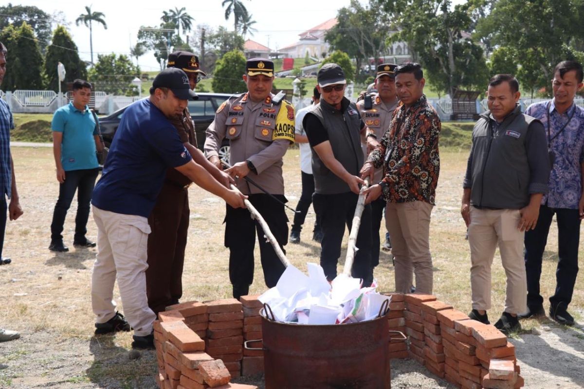 KIP bersama Forkopimda Aceh Besar musnahkan kelebihan surat suara