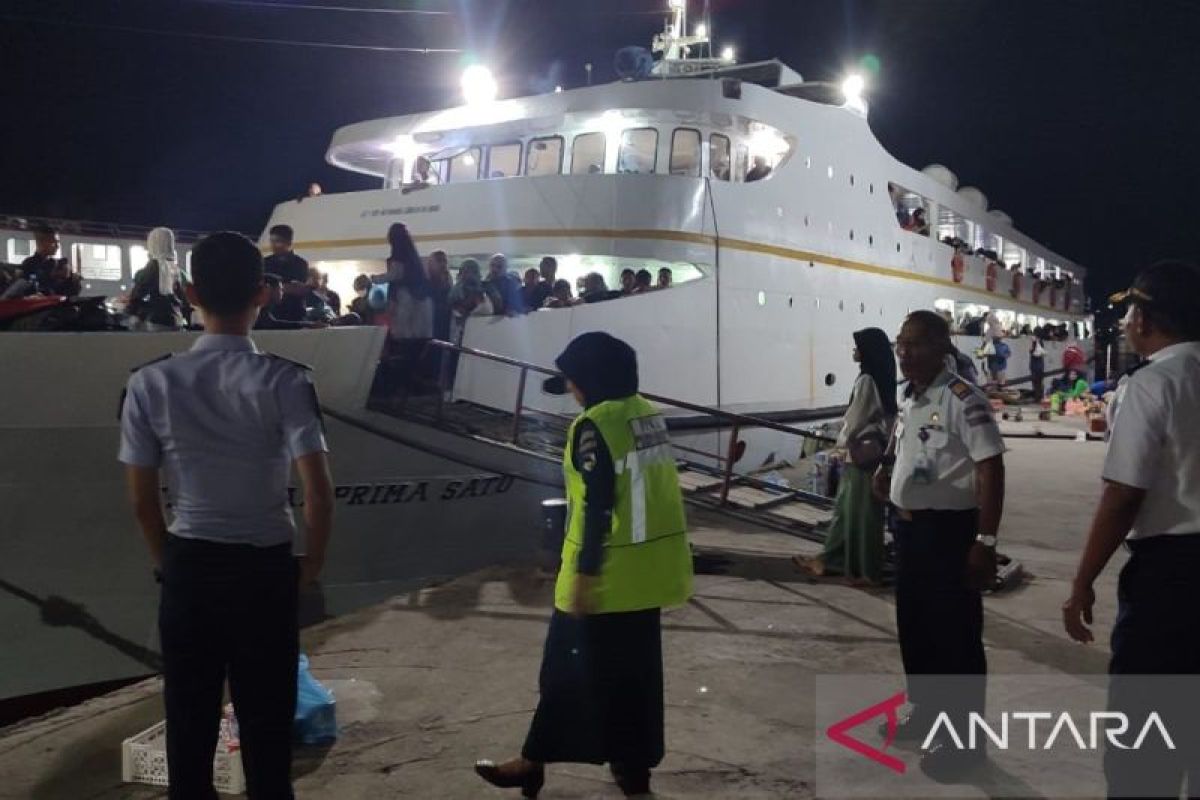 Pelabuhan rute Kendari-Raha dipadati penumpang jelang hari H pemilu