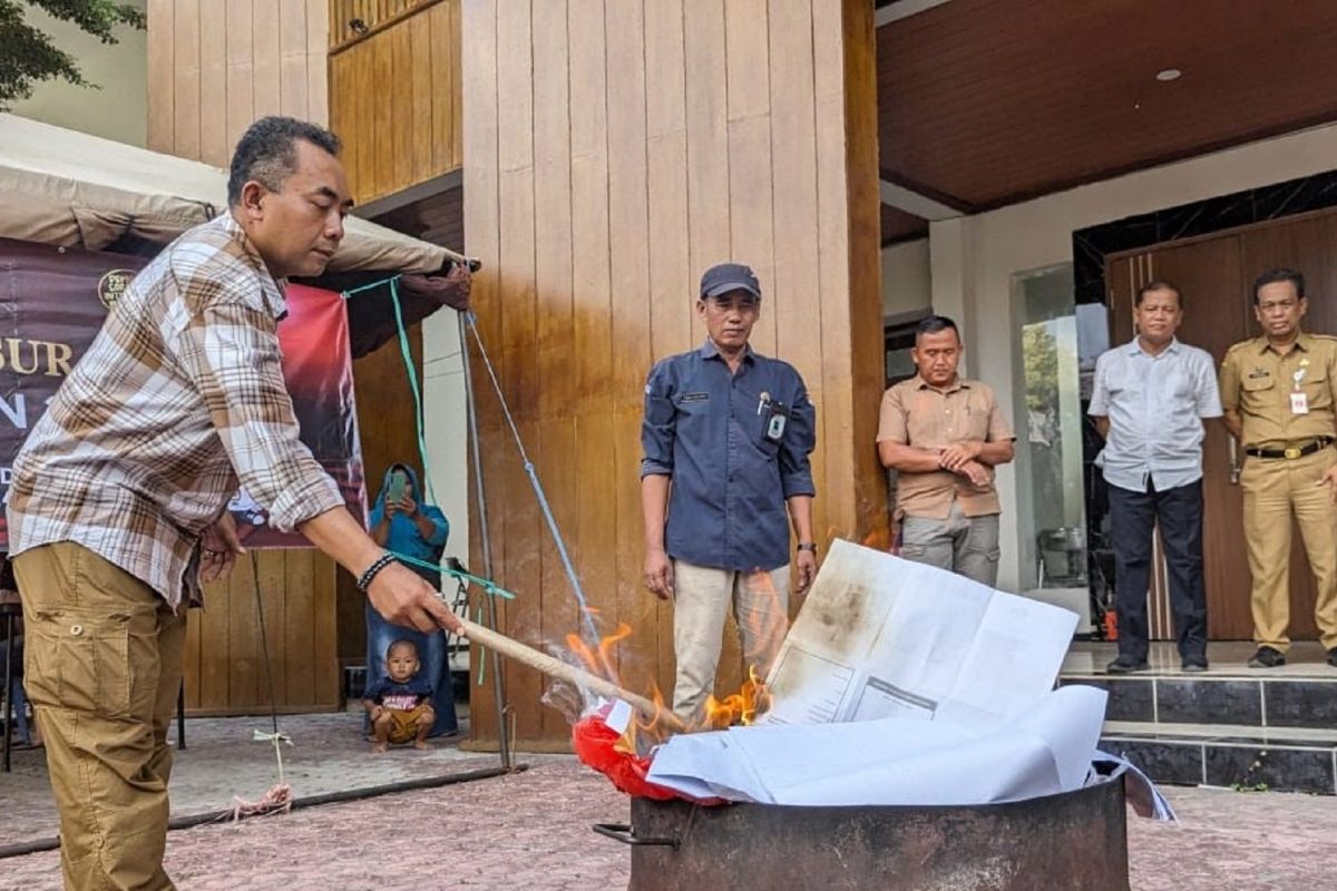 Di Madiun, sebanyak 1.127 surat suara rusak dimusnahkan