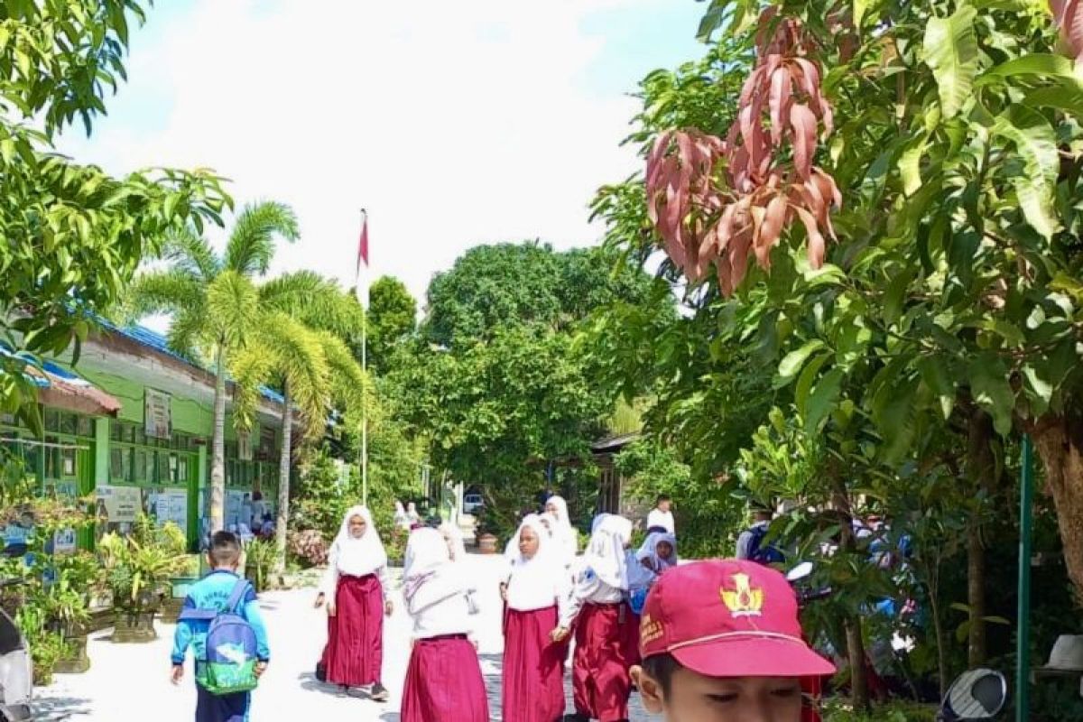 South Kalimantan earthquake, elementary students study outside