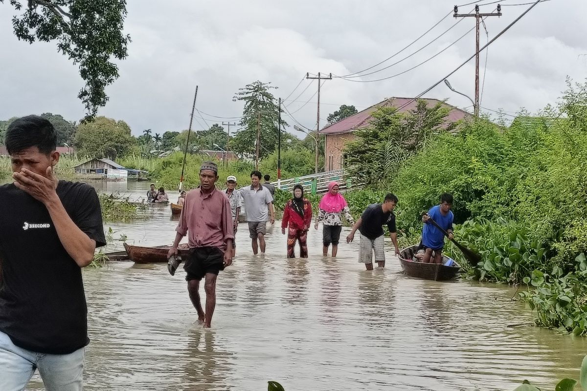 Warga Kota Jambi gunakan perahu ke TPS terdampak banjir