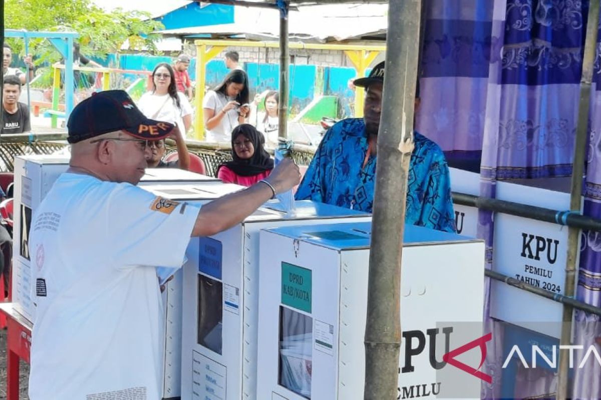 Bupati Teluk Wondama salurkan hak suara melalui TPS 13