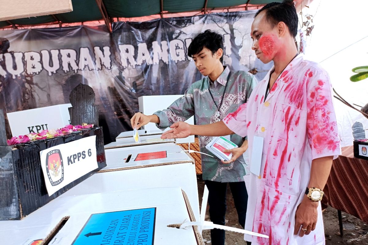 "TPS horor" didirikan di tengah makam oleh KPPS Simokerto-Surabaya