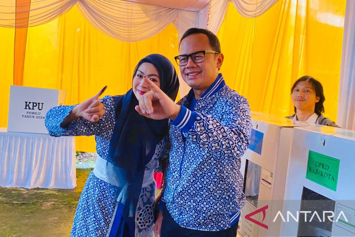 Bima Arya bersama keluarga mencoblos di TPS 30 Katulampa Kota Bogor