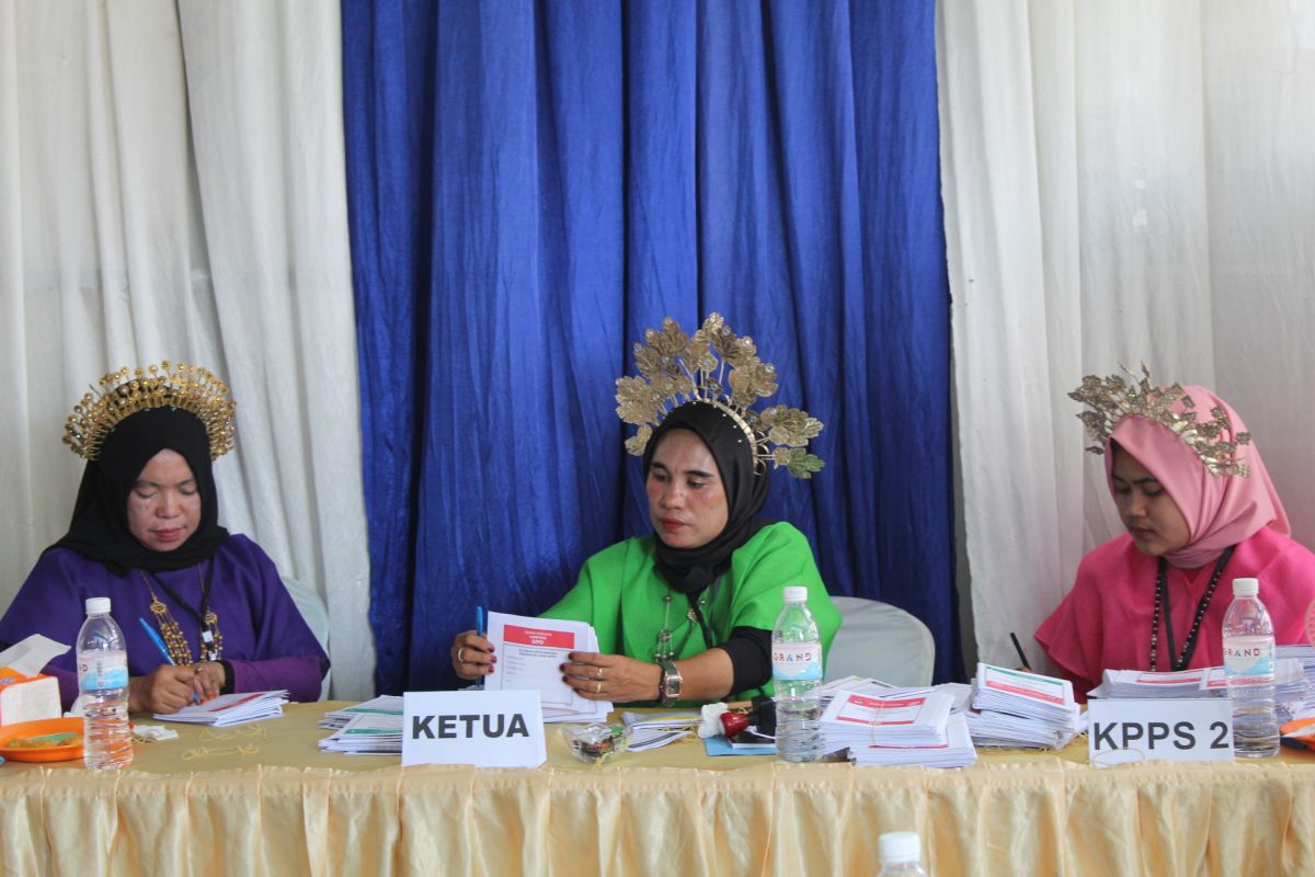 TPS di Lampung gunakan pakaian adat meriahkan Pemilu 2024
