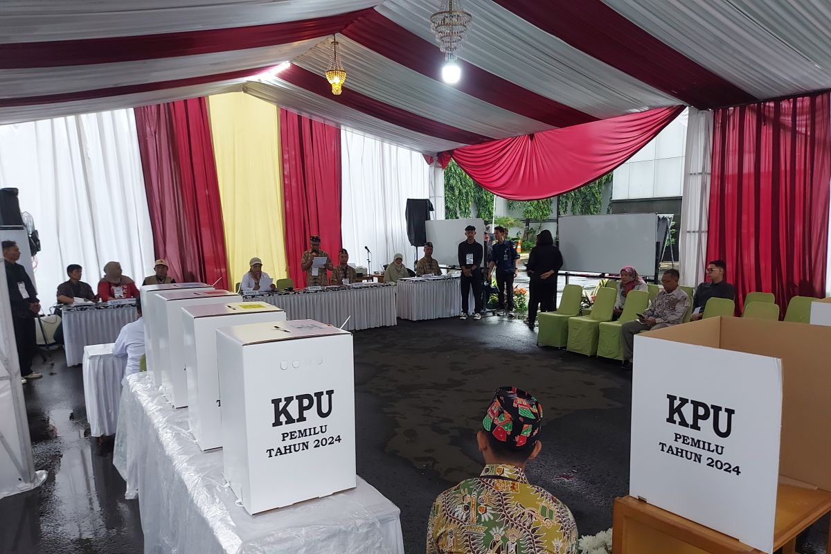 Petugas KPPS di TPS Jokowi milih kenakan busana budaya Betawi