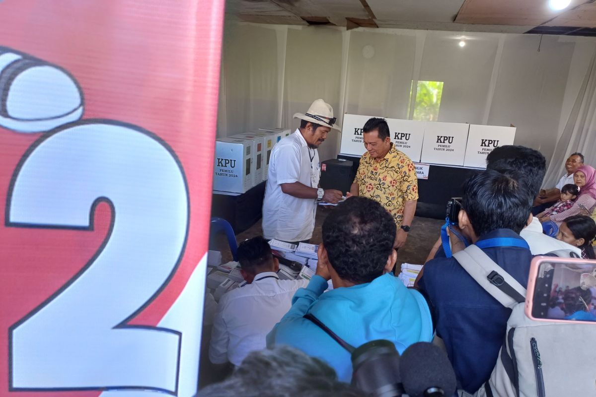 Gubernur Ansar jadi pencoblos pertama di TPS 002 Tanjungpinang