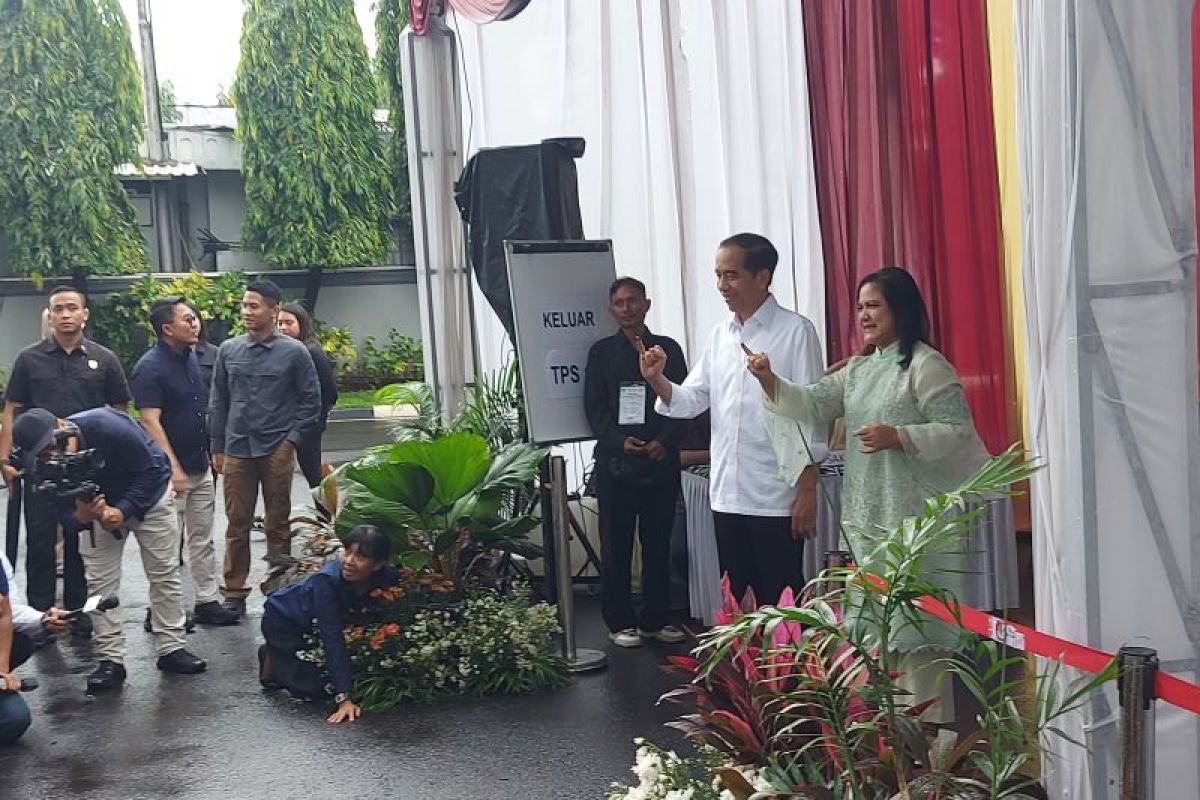 Presiden Jokowi dan Iriana tunjukkan jari tertanda tinta usai mencoblos