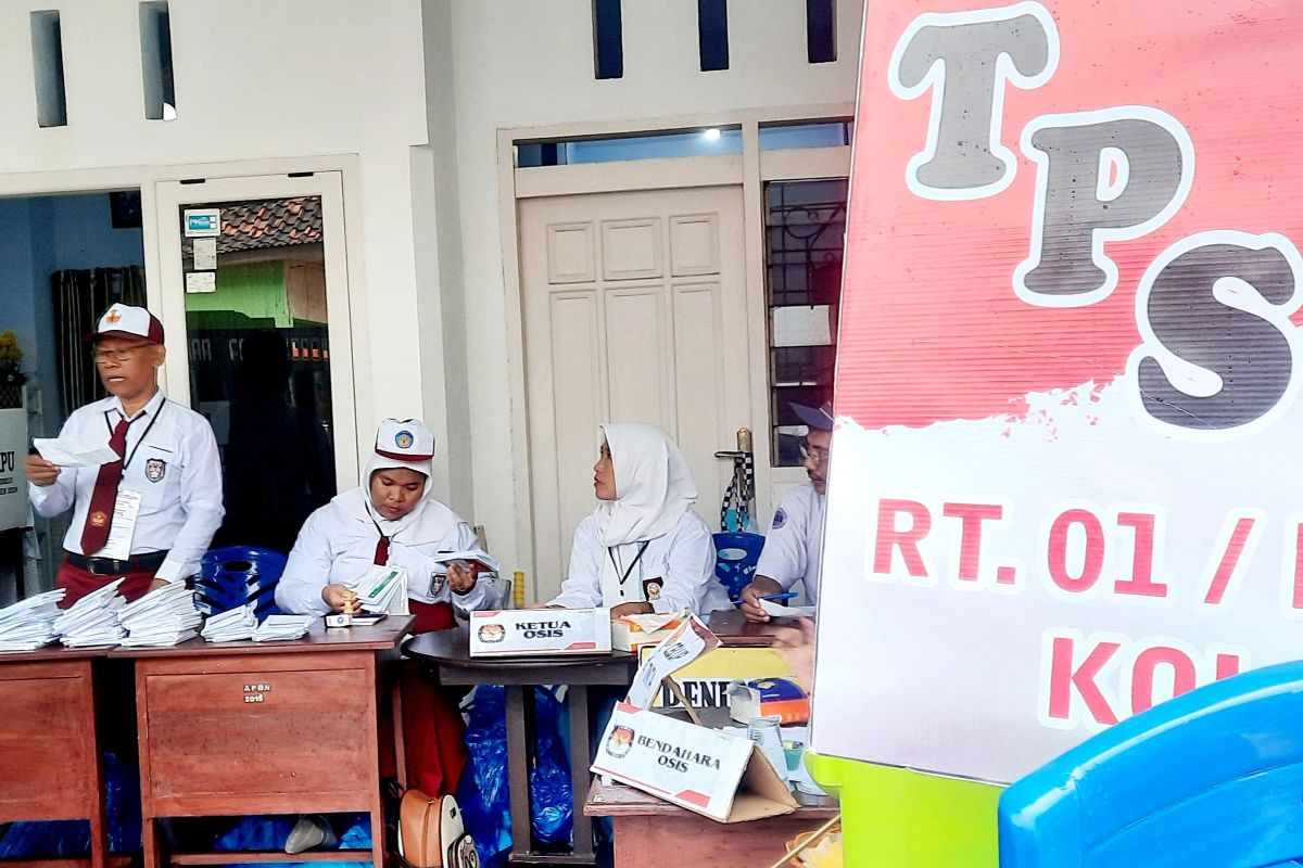 Pemilu 2024, petugas KPPS di Sumenep berseragam sekolah