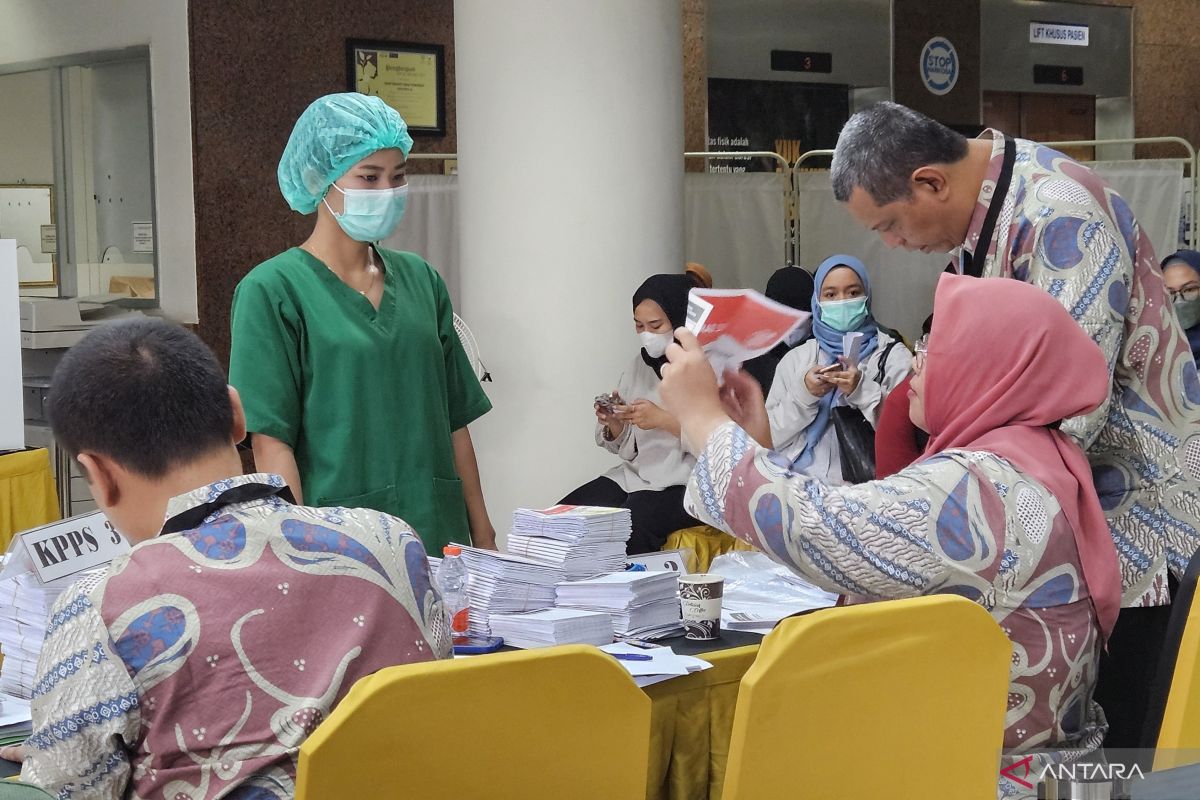 KPU opens polling station at RSCM for health workers, patients