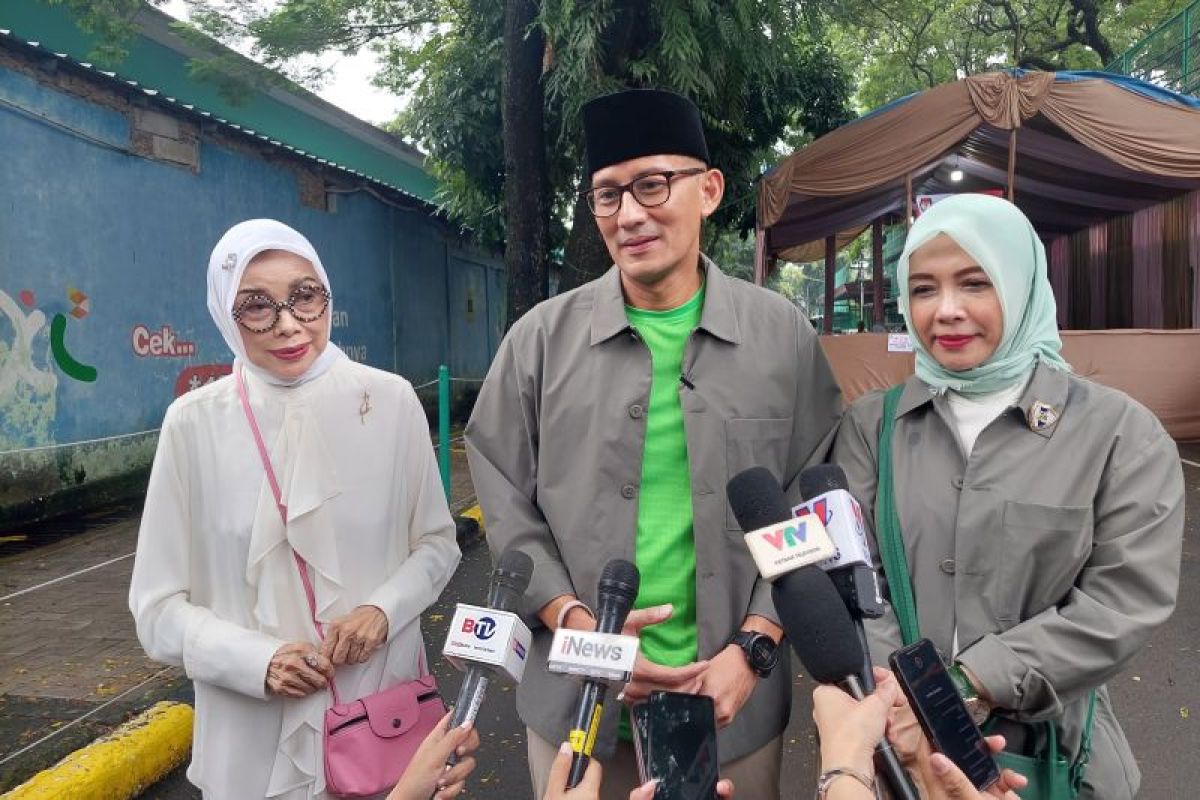 Sandiaga Uno kirim cokelat untuk petugas TPS Selong Kebayoran Baru