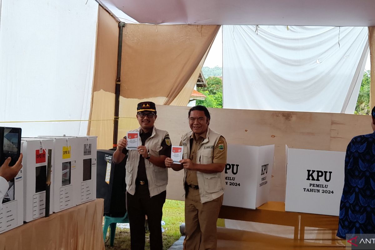 Gubernur dan Kajati Banten nyoblos bareng di TPS 05 Kota Serang