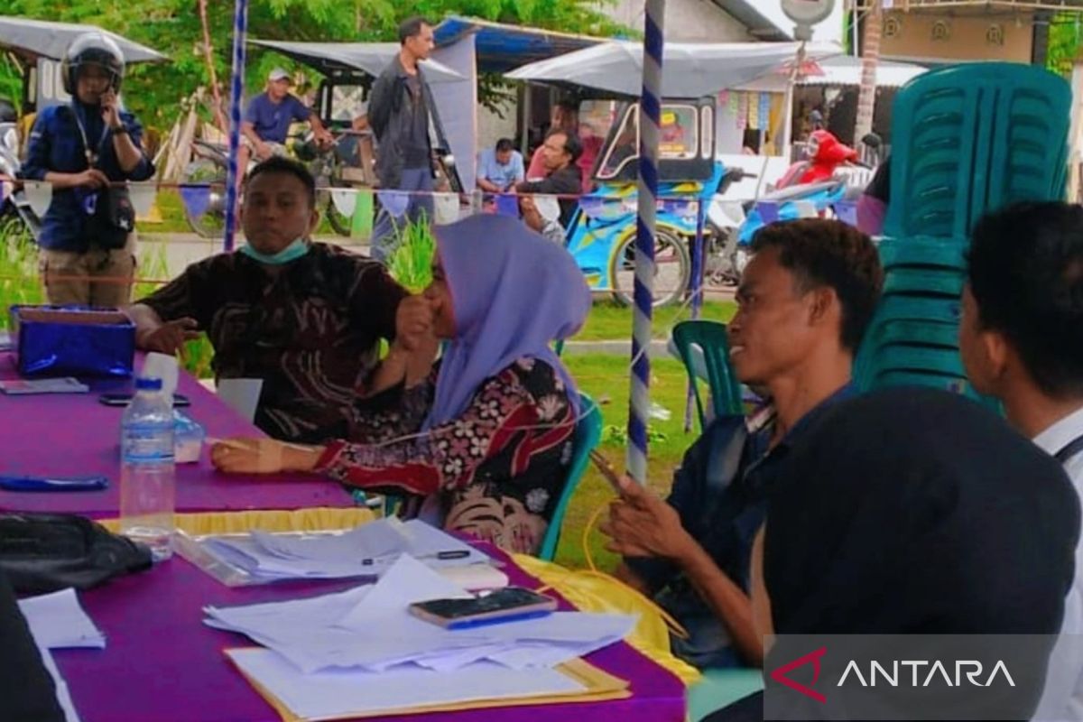 Anggota KPPS di Gorontalo bertugas dalam keadaan terinfus