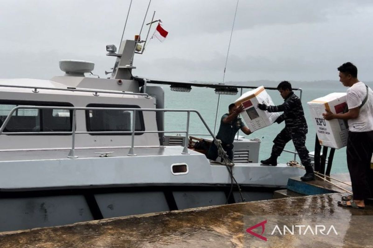 Kapal-kapal TNI AL bantu distribusi logistik pemilu ke pulau-pulau 3T