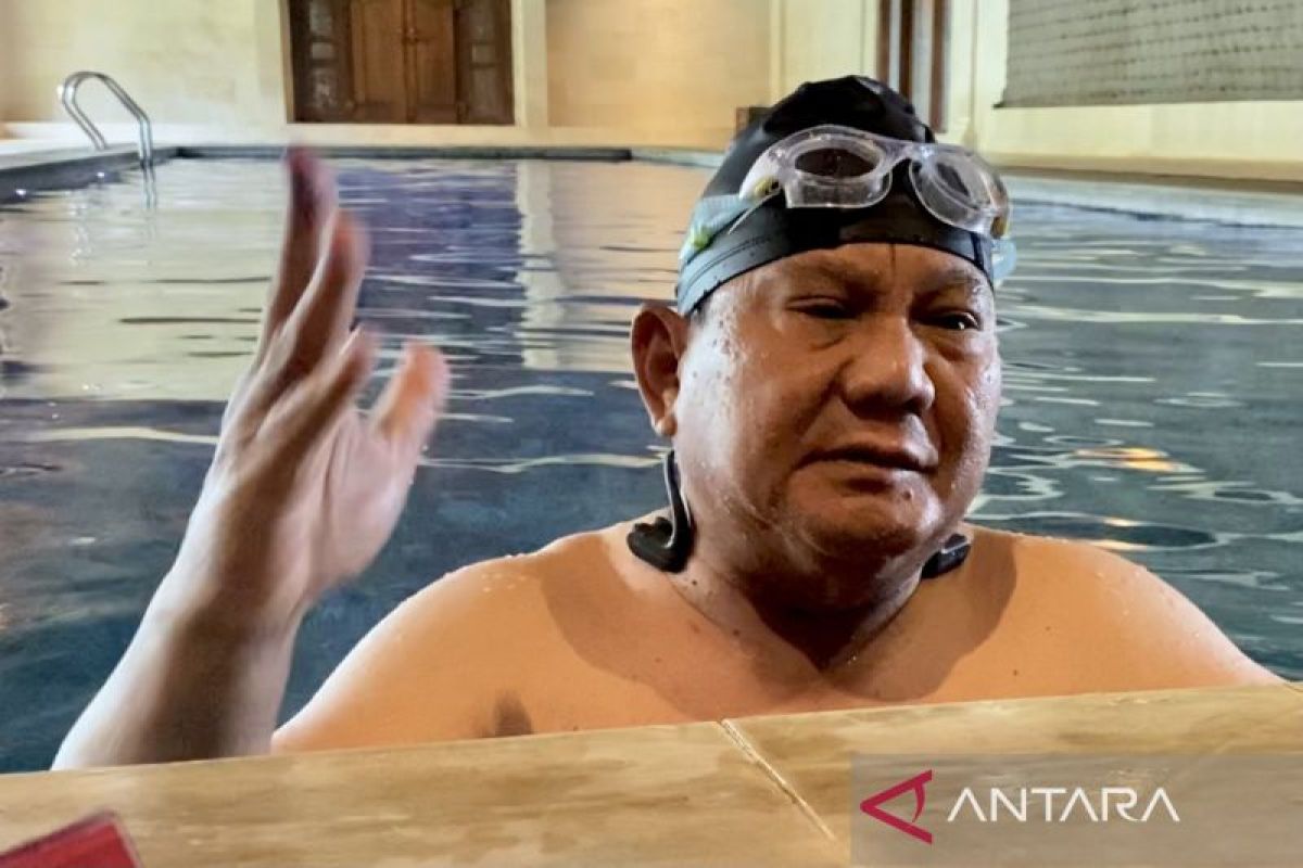 Usai mencoblos, Prabowo santai dengan berenang