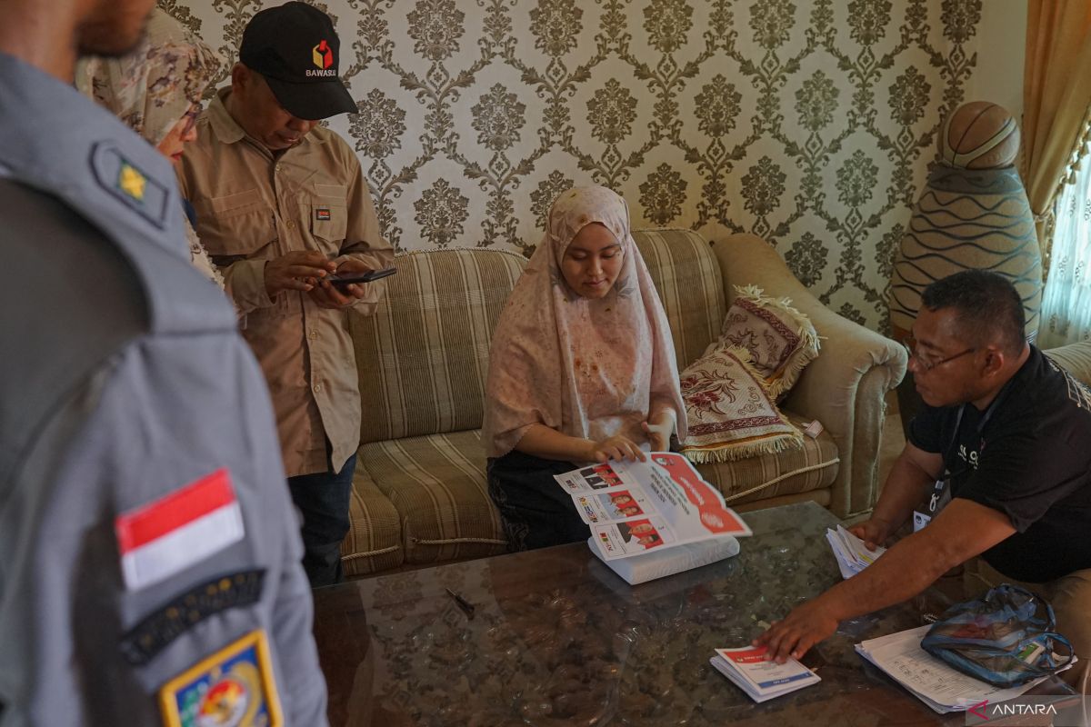 FOTO - PPS jemput suara ke rumah warga di Banda Aceh