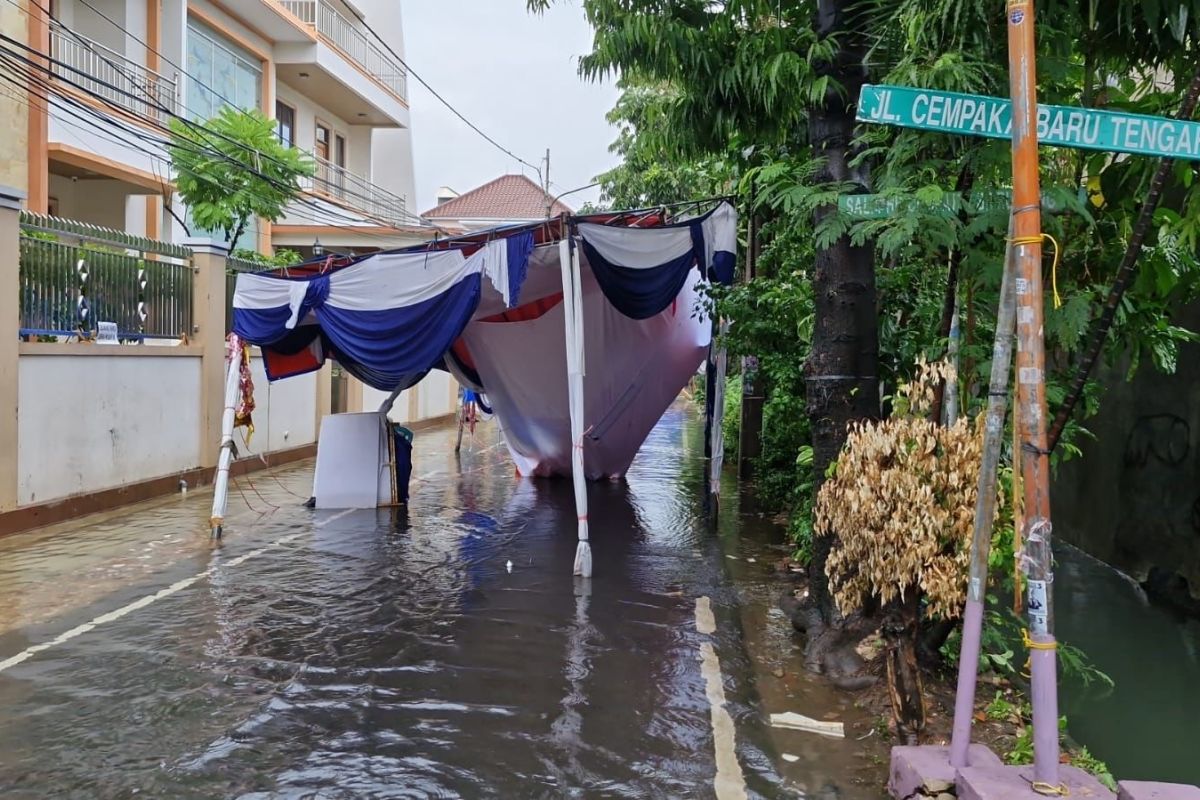 Akibat hujan, Tenda TPS di Kelurahan Cempaka Baru ambruk