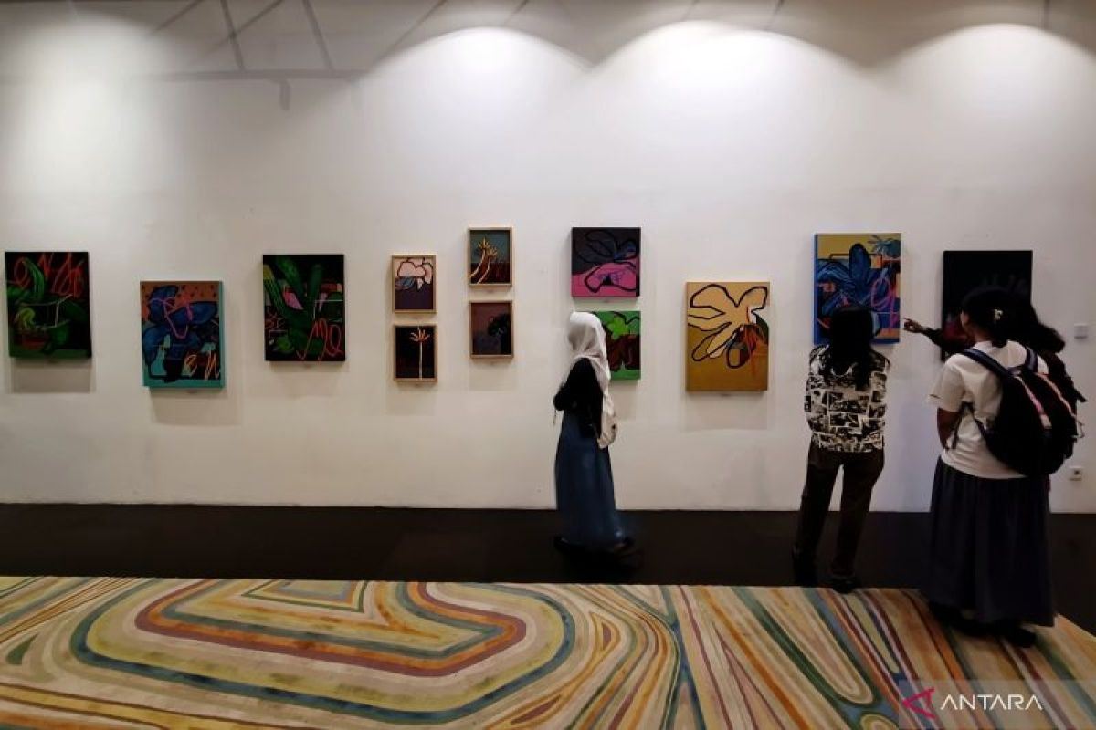 Seniman Wisnuaji pamerkan 17 karya seni di Artotel Surabaya