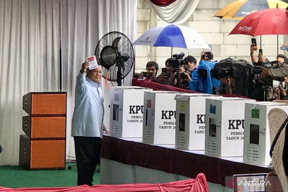 Prabowo antre bersama warga saat berikan hak pilihnya di TPS 033
