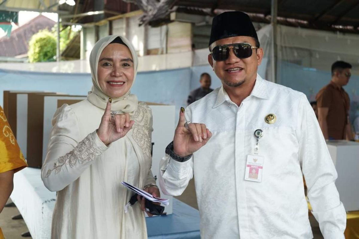 Pj Bupati HSS dan istri gunakan hak pilih di TPS 16 Kandangan Kota