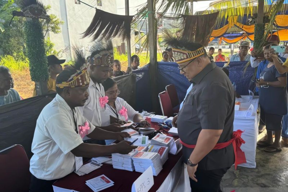 Gubernur menggunakan atribut budaya Papua saat mencoblos di TPS 32