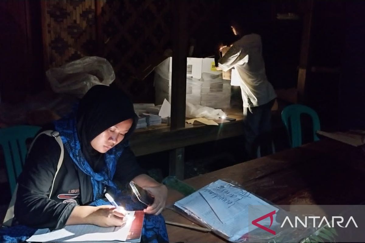 Penghitungan suara pemilu di Badui gunakan penerangan senter
