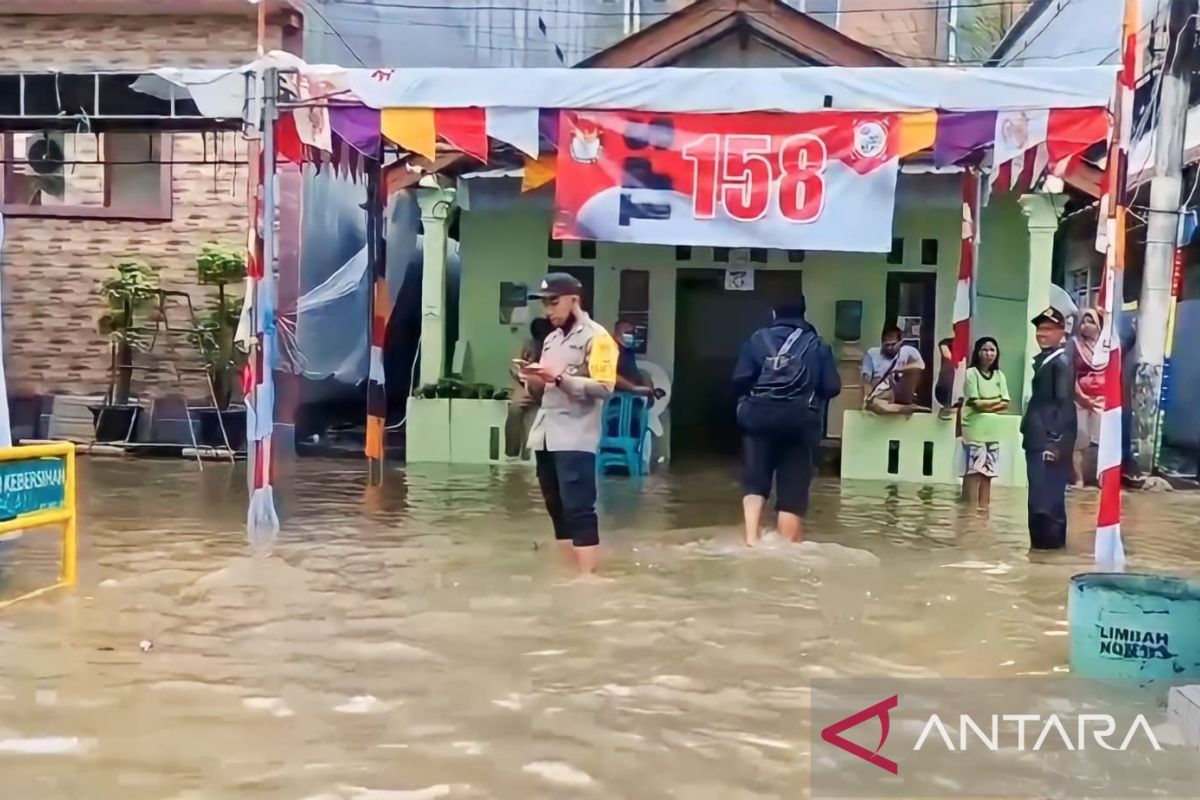 KPU Jaktim beri tambahan waktu pencoblosan bagi TPS yang terdampak banjir