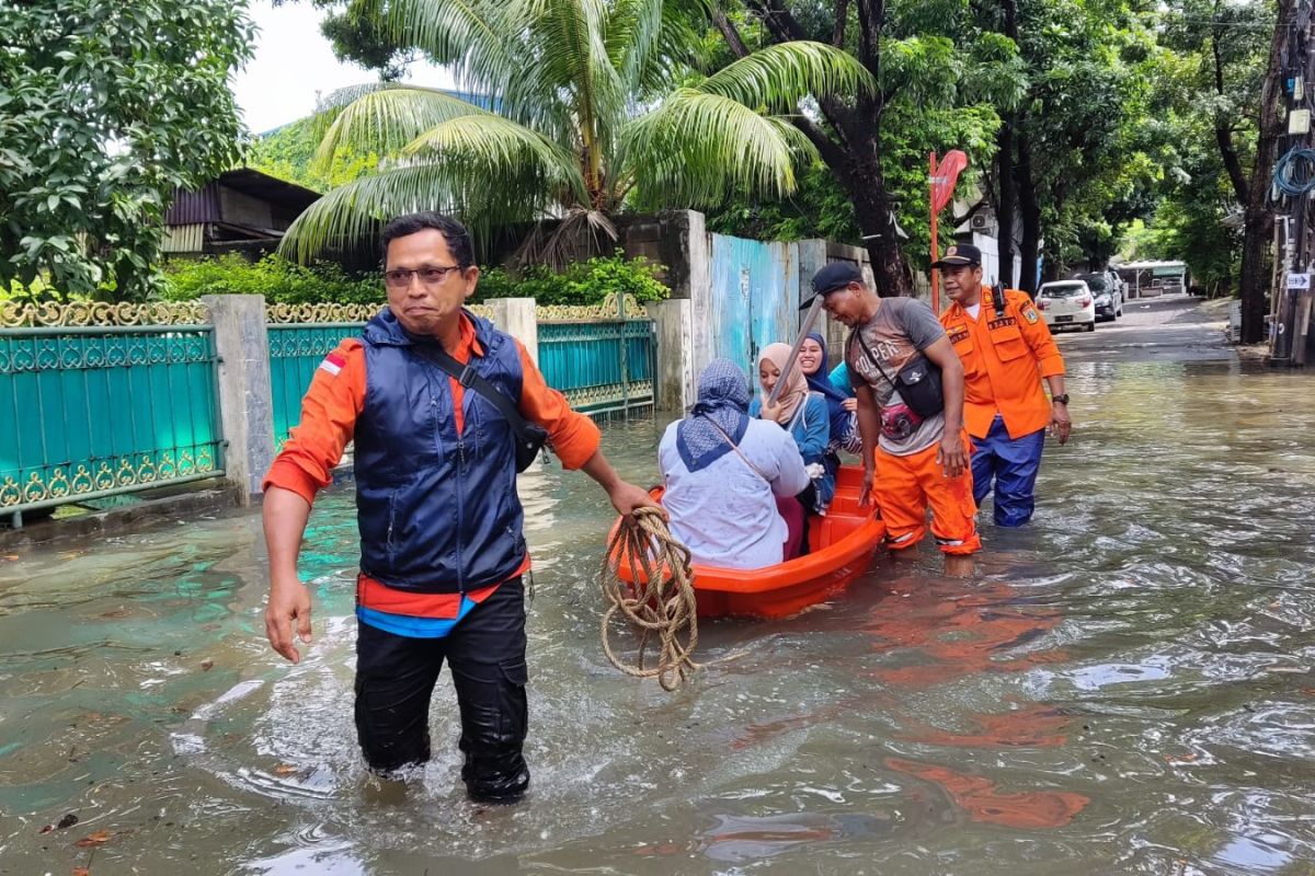BPBD DKI Jakarta jemput warga terdampak banjir gunakan perahu karet menuju TPS