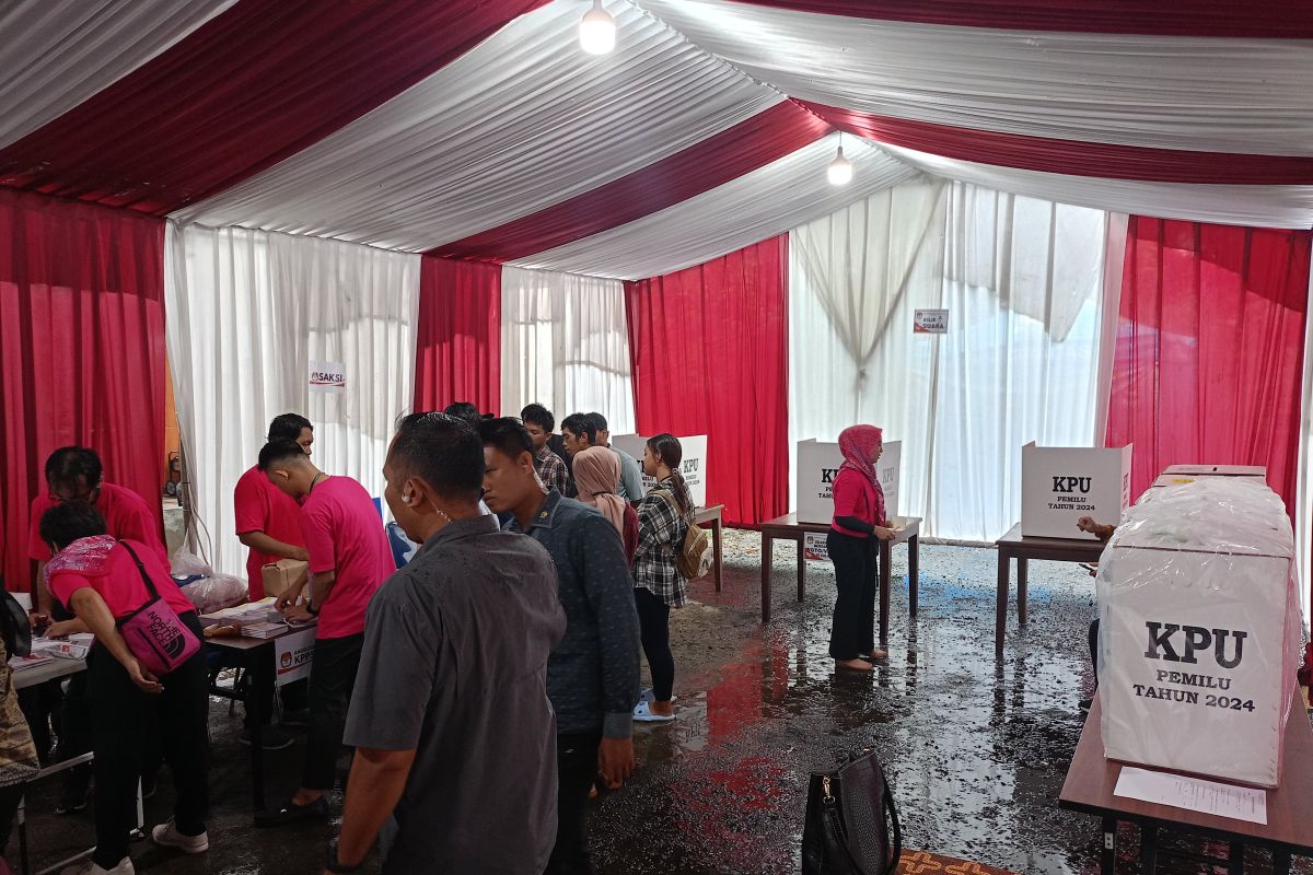 Ma'ruf Amin dan istri gunakan hak pilih di TPS 033 Cimanggis Depok