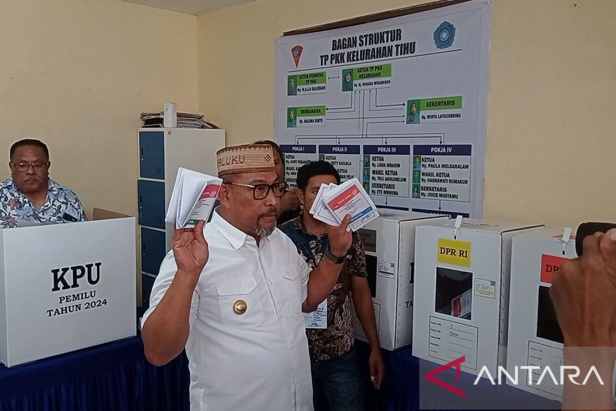 Gubernur Maluku dan Istri salurkan  hak pilih di TPS 01 Tihu Kota Ambon