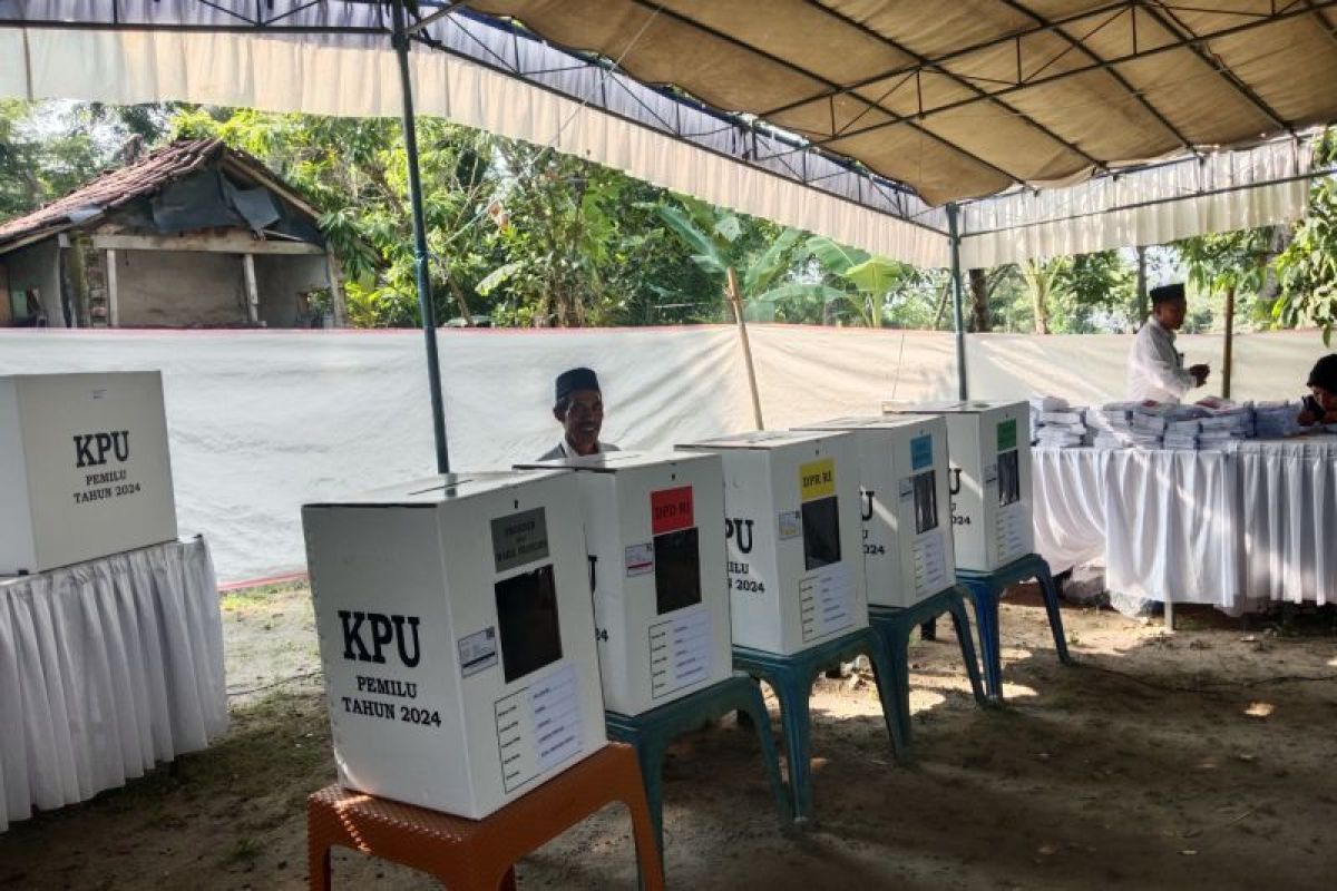 Hanya ada di Lombok Tengah, Puluhan narapidana nyoblos bersama warga di TPS umum