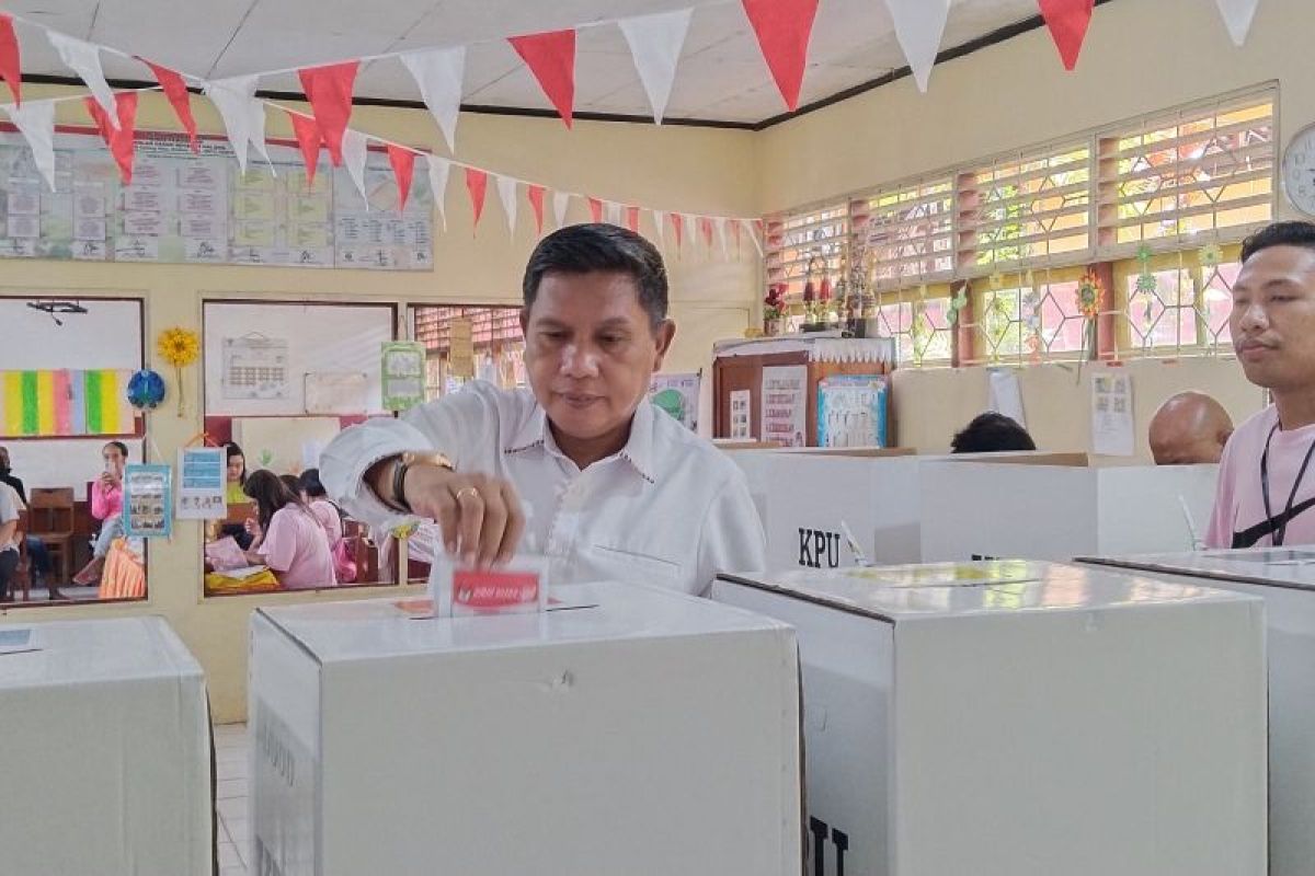 Wali Kota Ambon salurkan  hak pilih di TPS 17 Halong